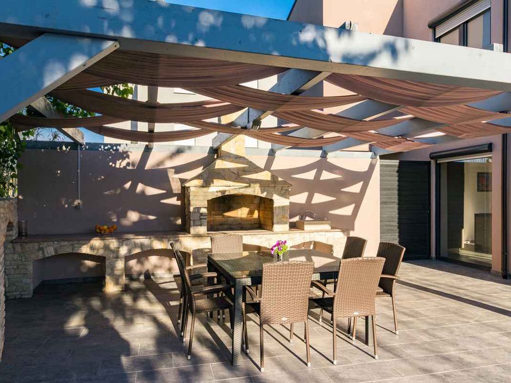 Villa mit Pool für 6 Personen