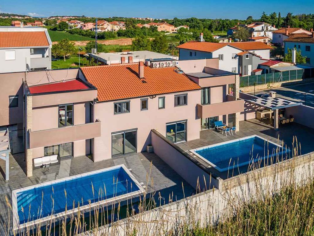 Villa mit Pool für 6 Personen