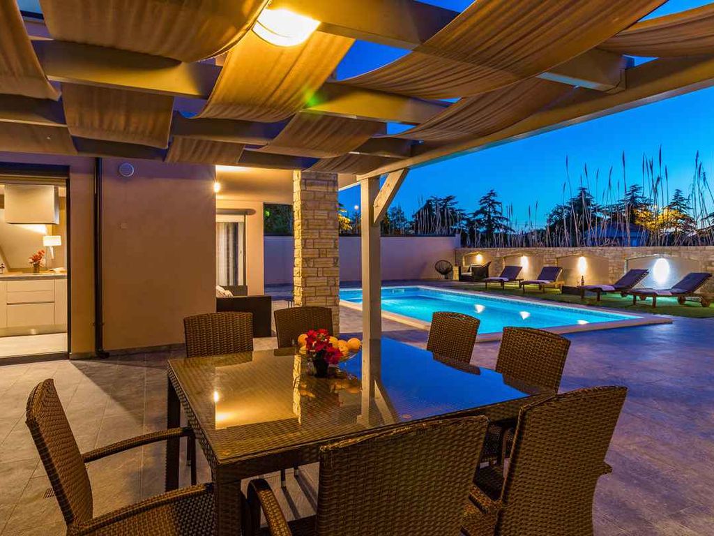 Villa mit Pool für 6 Personen