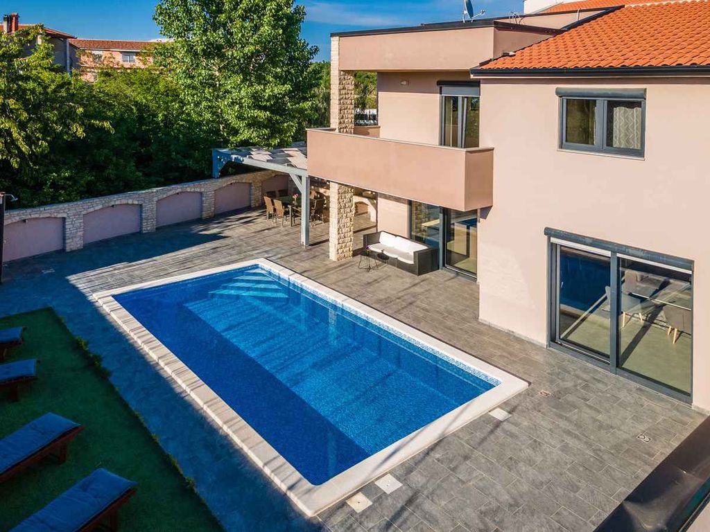 Villa mit Pool für 6 Personen