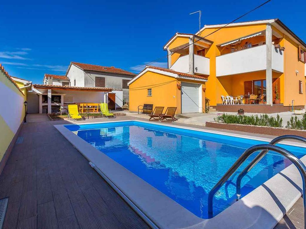 Ferienhaus mit Pool und Klimaanlage