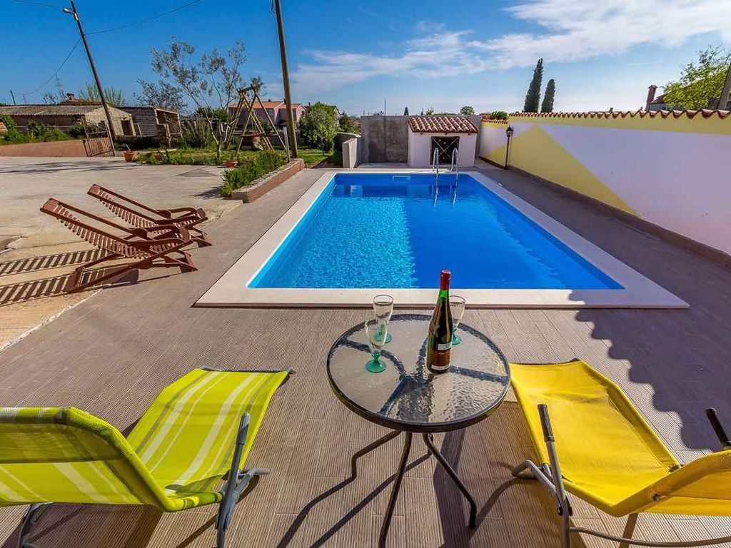 Ferienhaus mit Pool und Klimaanlage