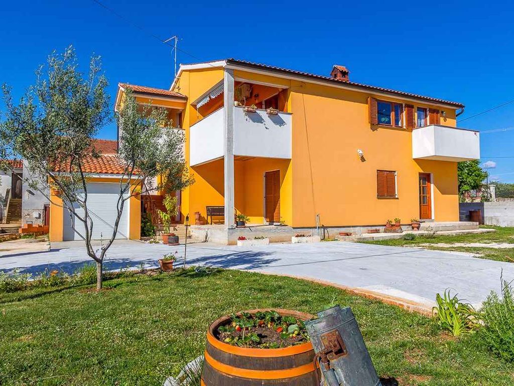 Ferienhaus mit Pool und Klimaanlage