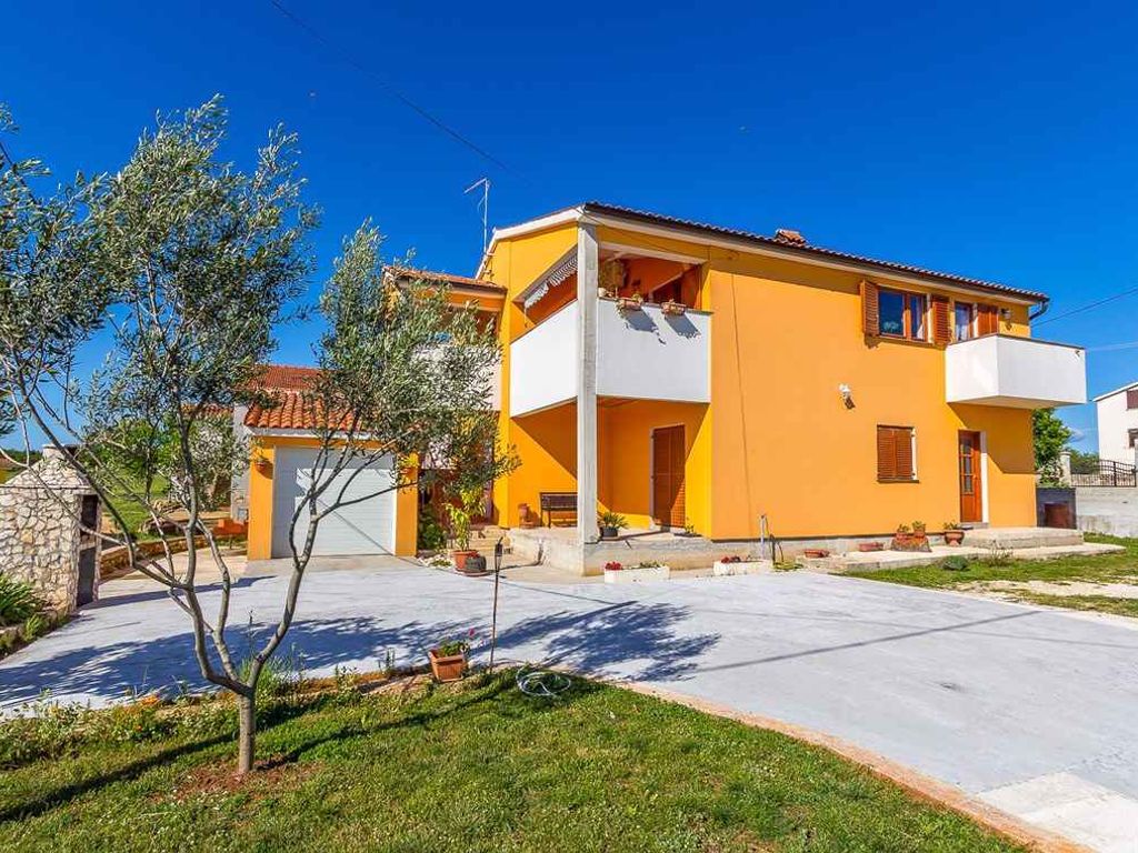 Ferienhaus mit Pool und Klimaanlage