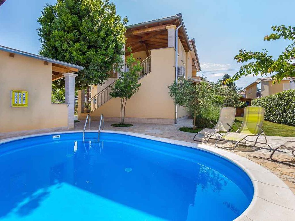 Villa mit Pool und mediterranem Garten