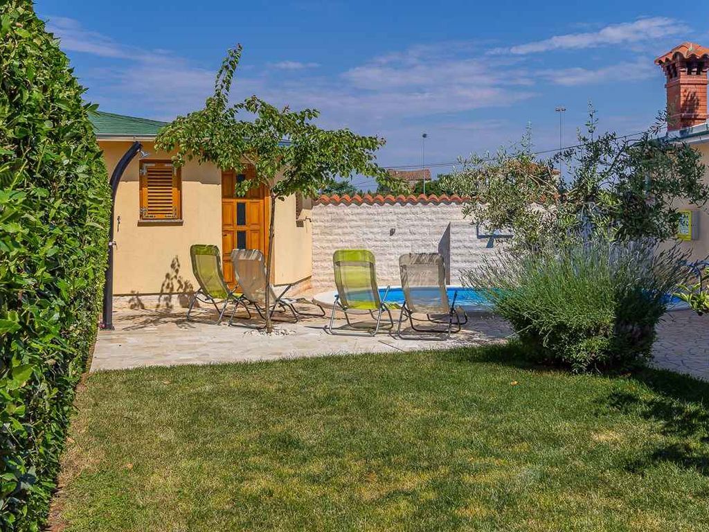 Villa mit Pool und mediterranem Garten