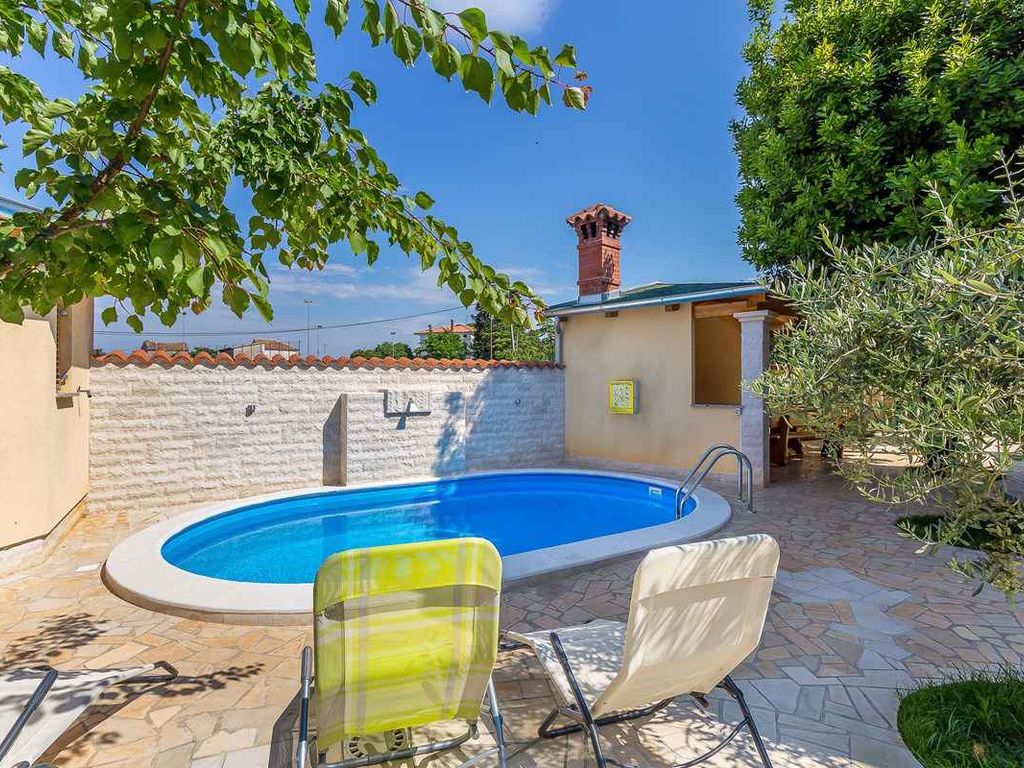 Villa mit Pool und mediterranem Garten