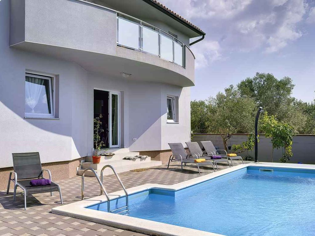 Villa mit Pool und Klimaanlage