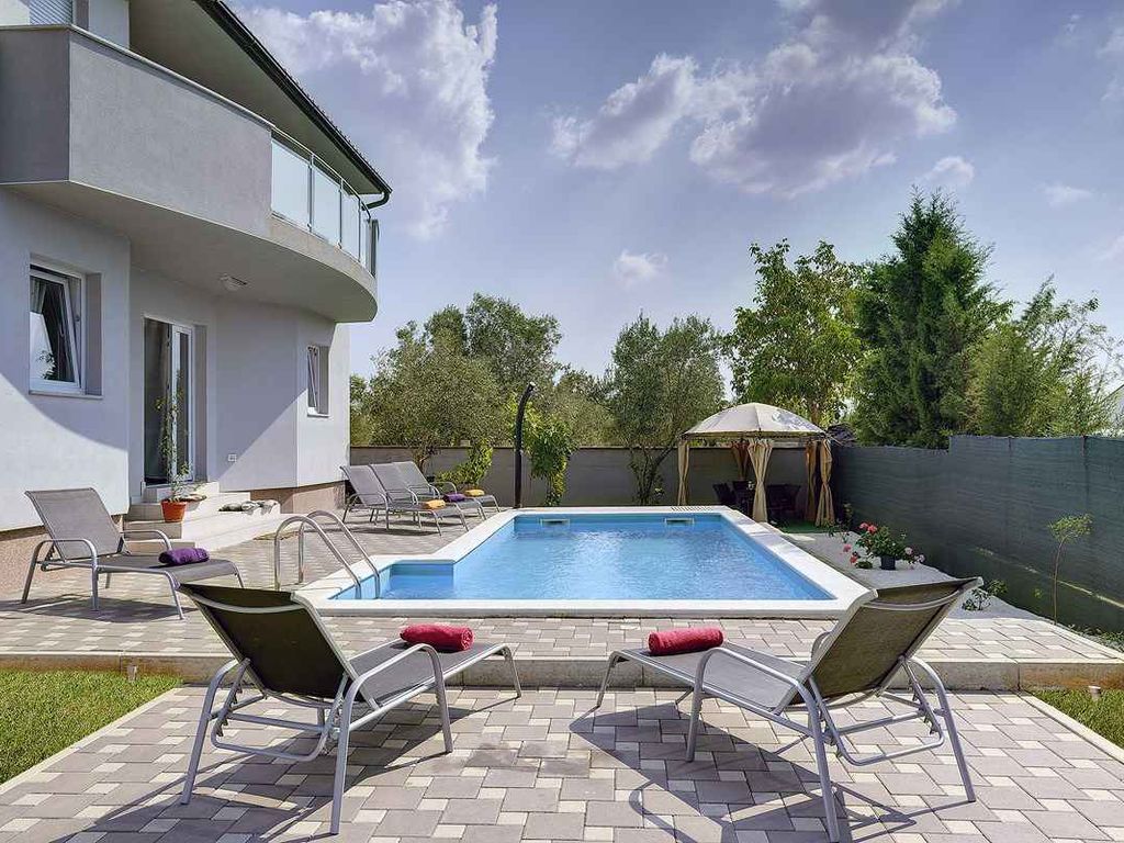 Villa mit Pool und Klimaanlage