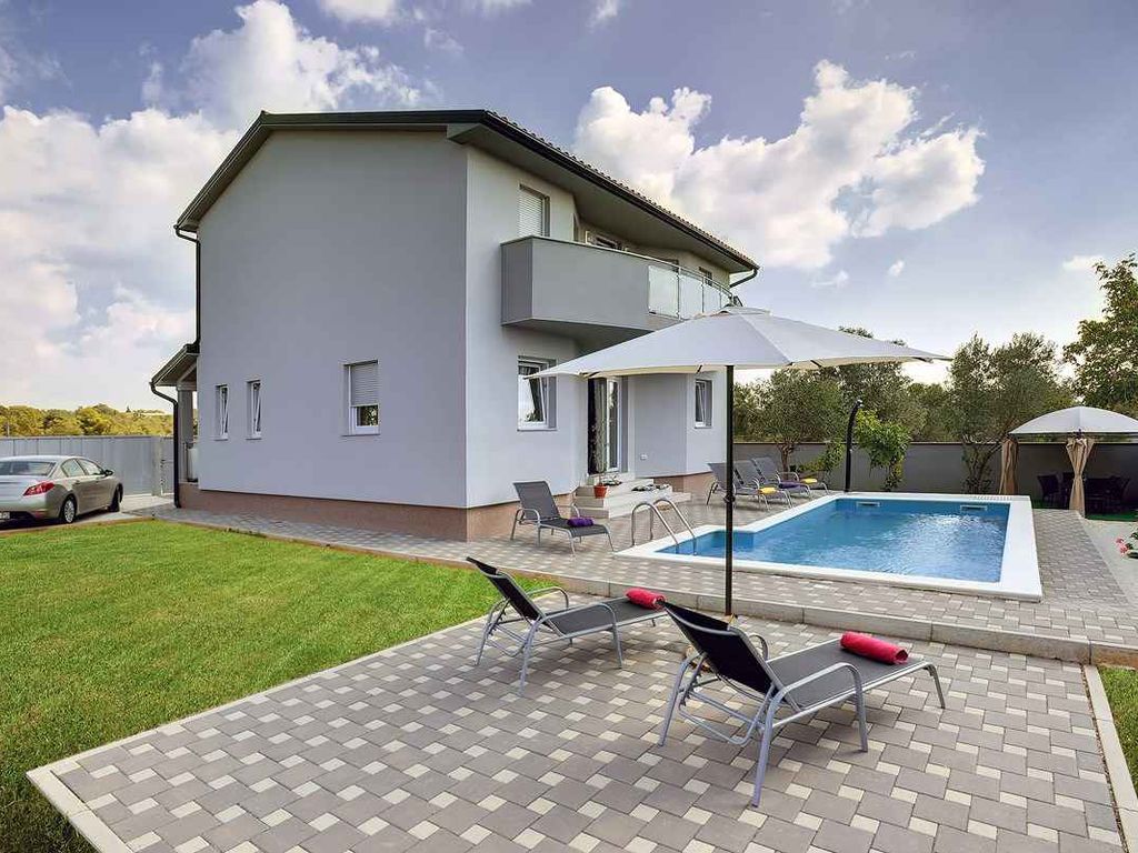 Villa mit Pool und Klimaanlage