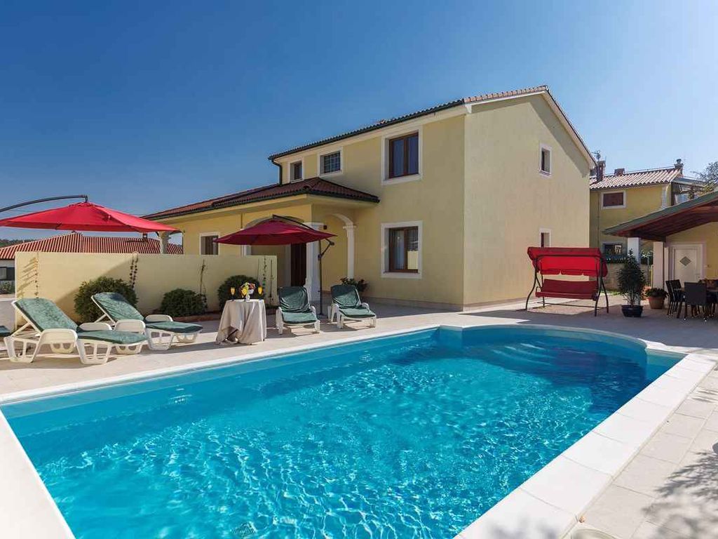 Villa mit Pool und Terrasse