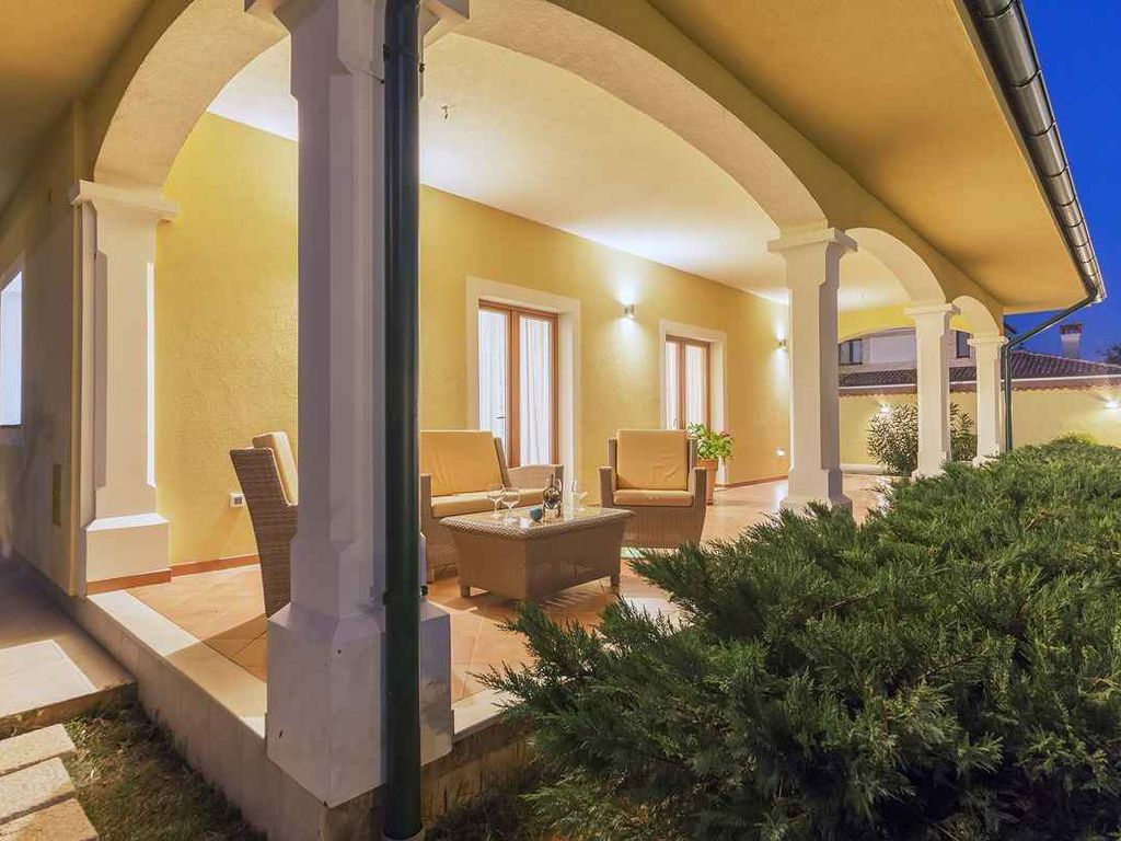 Villa mit Pool und Terrasse