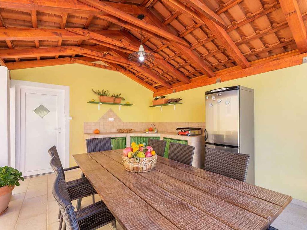 Villa mit Pool und Terrasse