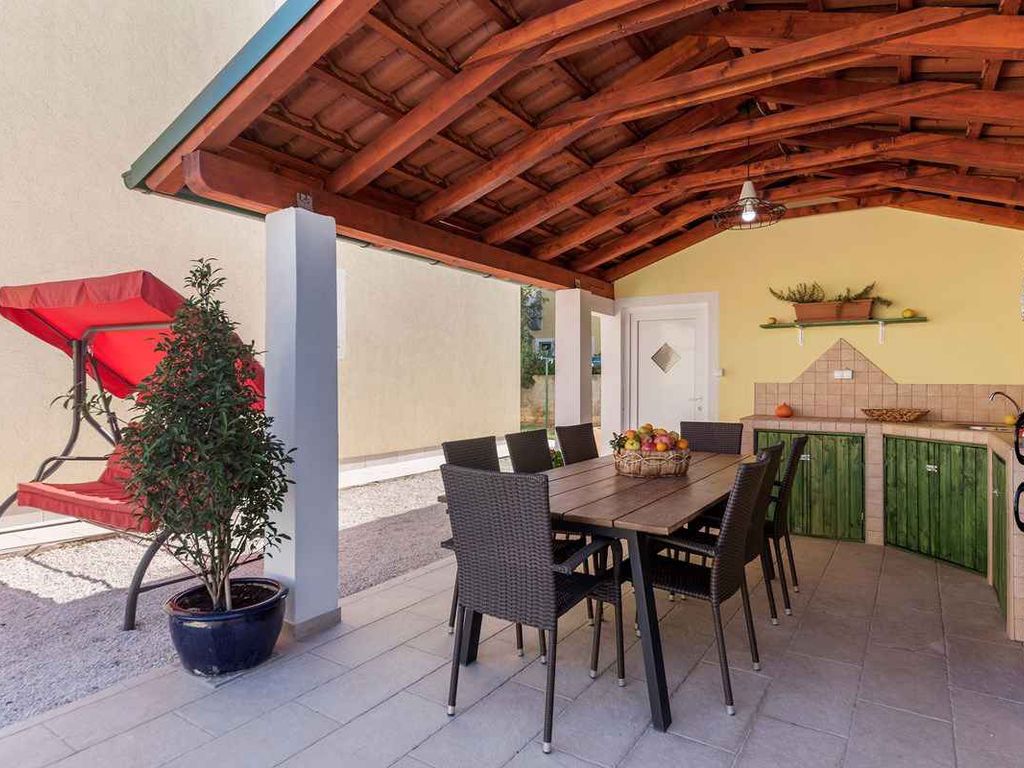 Villa mit Pool und Terrasse