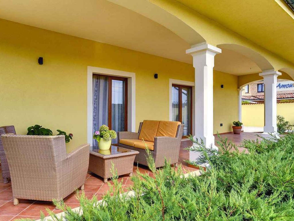 Villa mit Pool und Terrasse