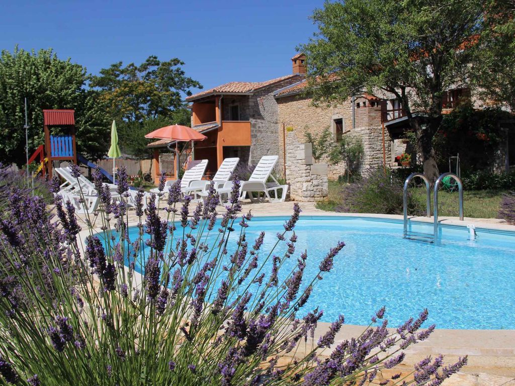 Ferienhaus mit Pool in Grünen
