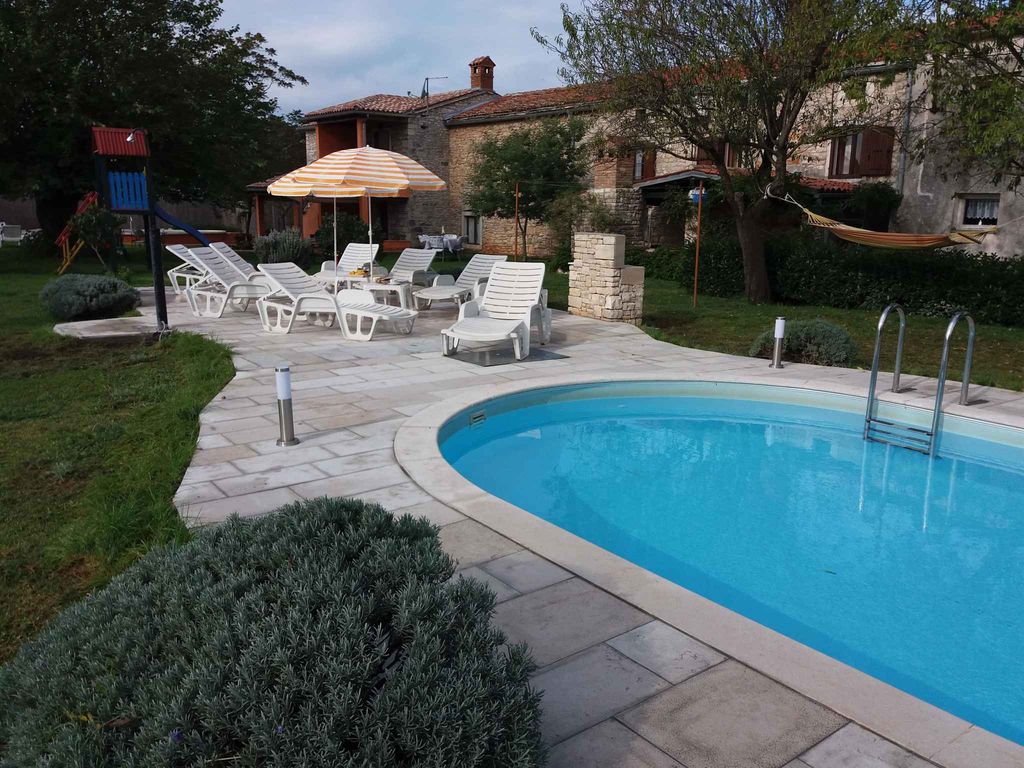 Ferienhaus mit Pool in Grünen