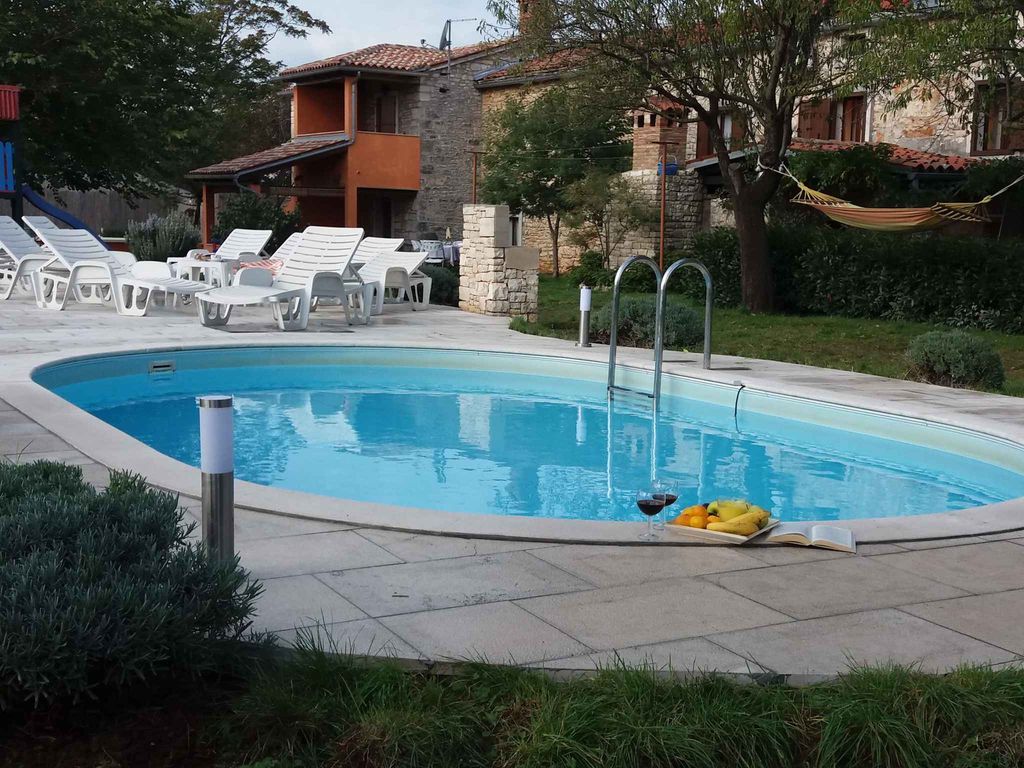 Ferienhaus mit Pool in Grünen