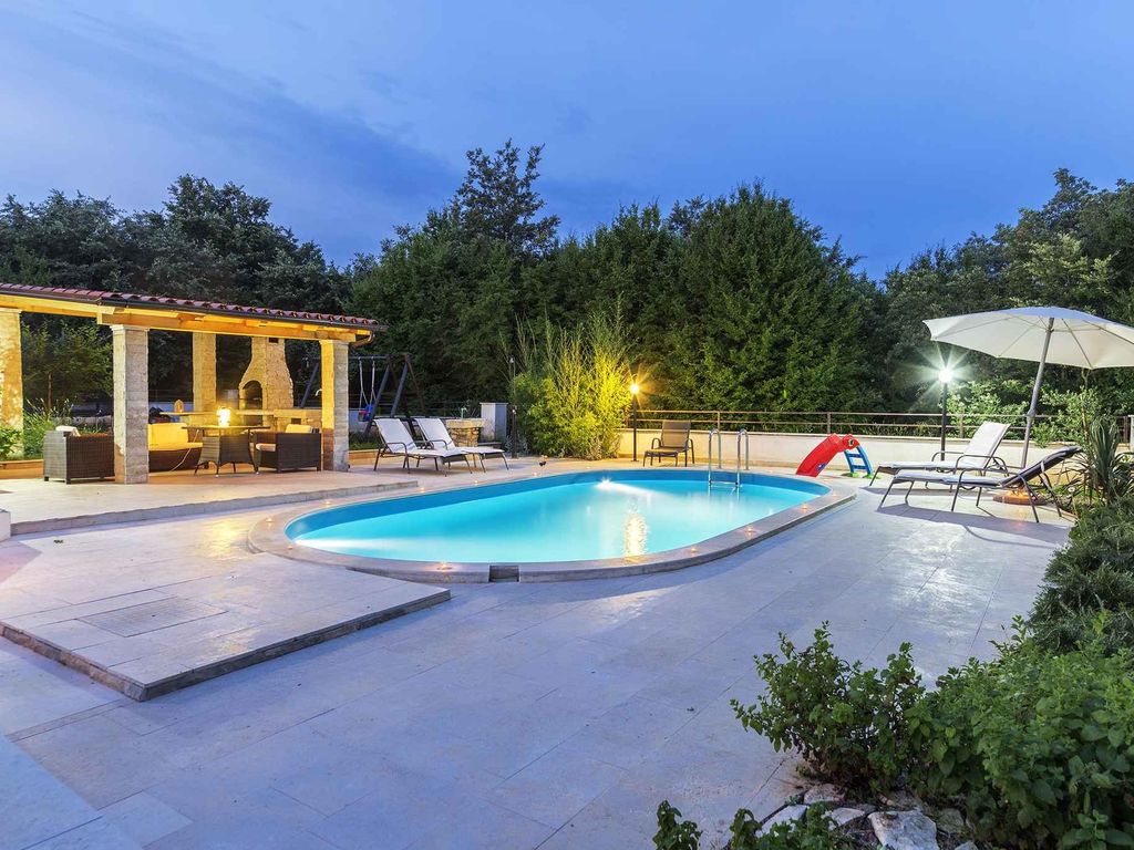 Ferienhaus mit Pool und Garten