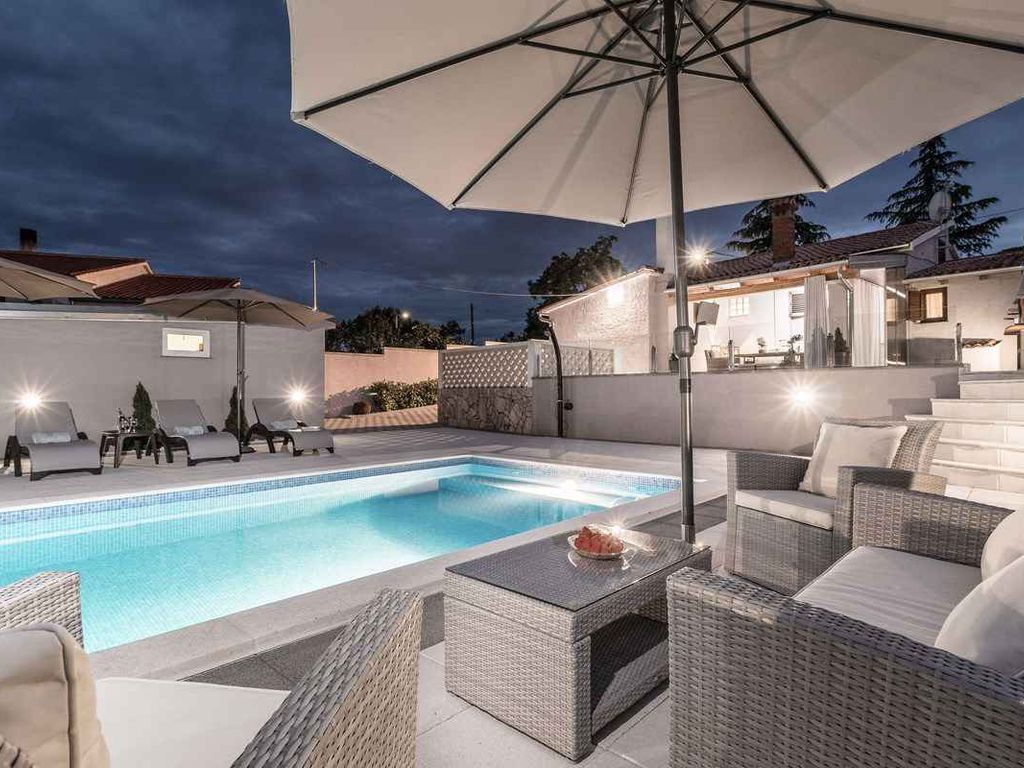 Ferienhaus mit Pool für 6 Personen