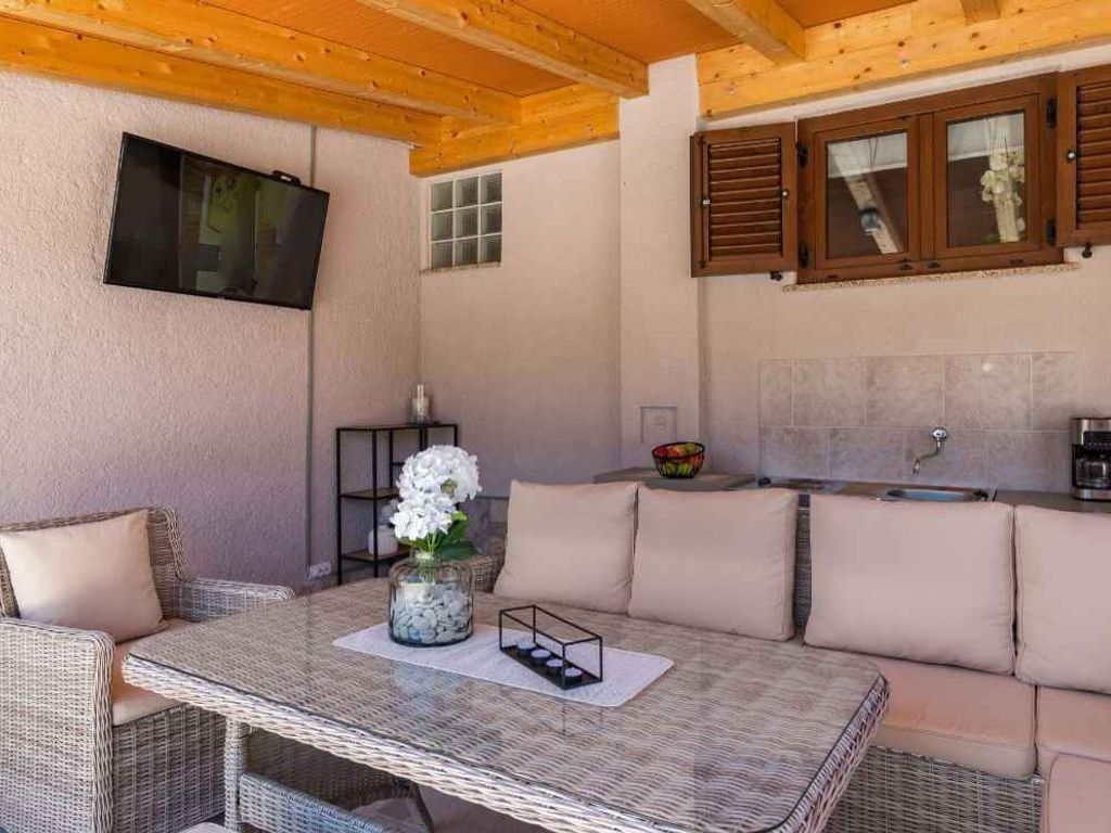 Ferienhaus mit Pool für 6 Personen