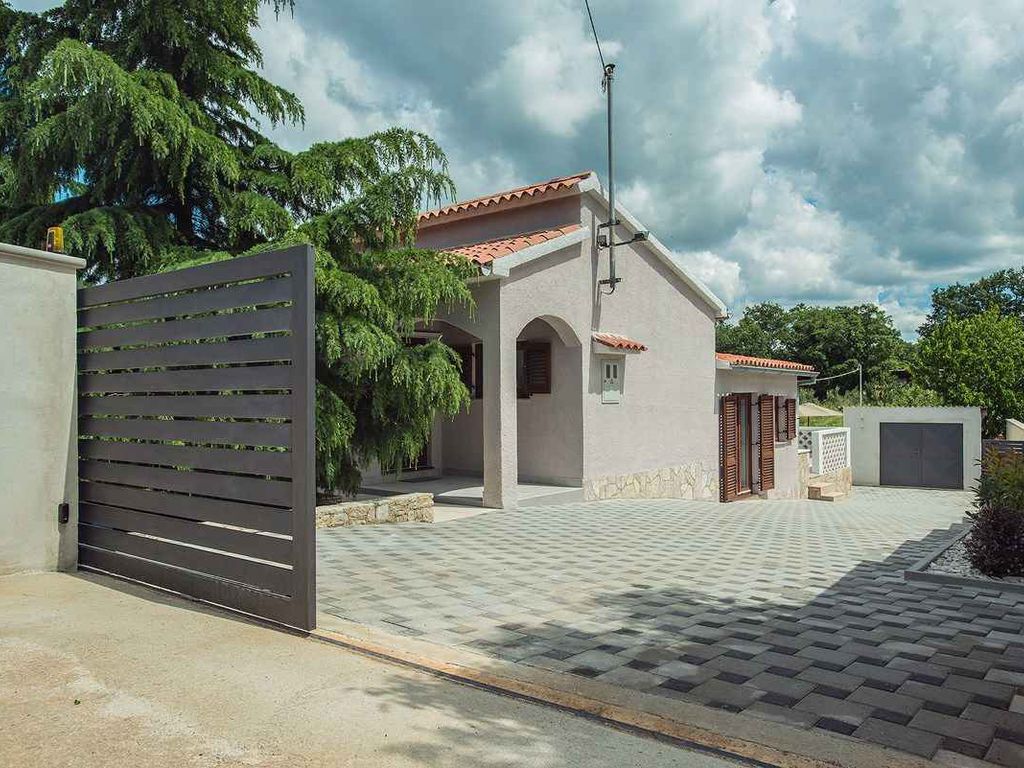 Ferienhaus mit Pool für 6 Personen