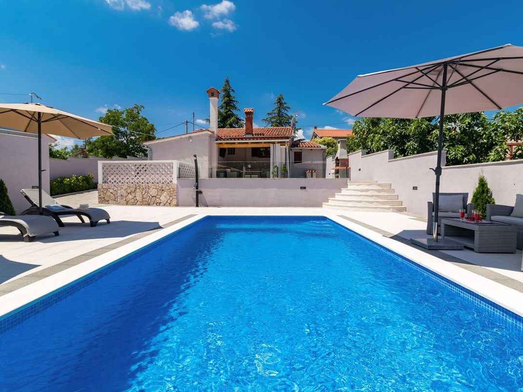 Ferienhaus mit Pool für 6 Personen