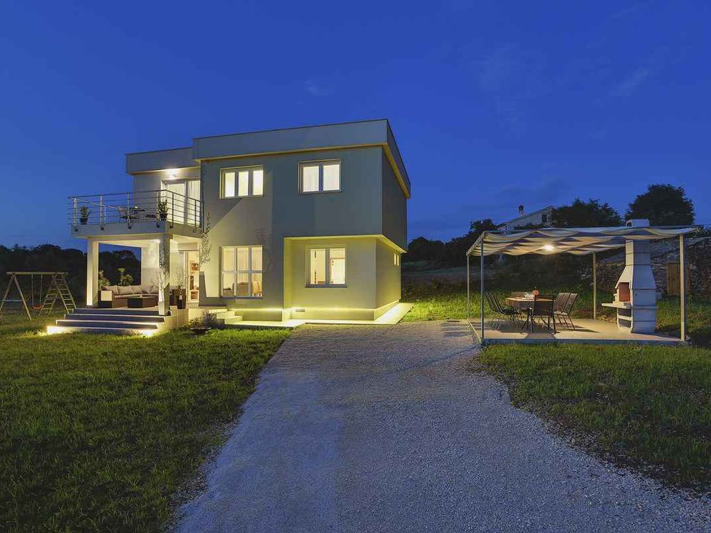 Villa mit Aufstellpool in großem Garten