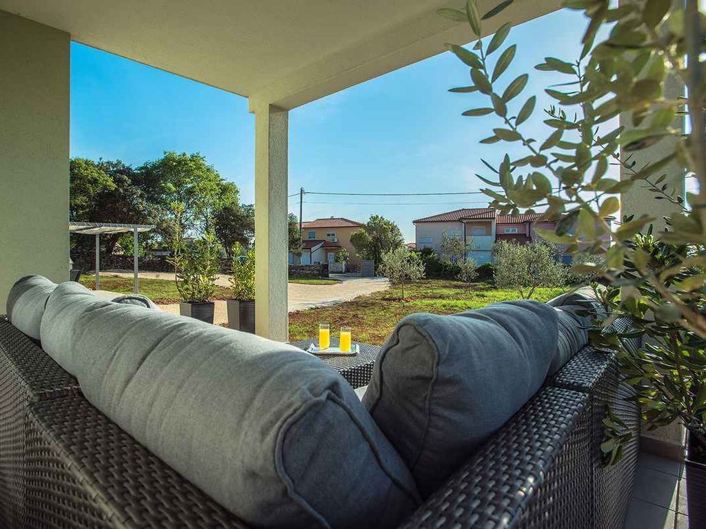 Villa mit Aufstellpool in großem Garten