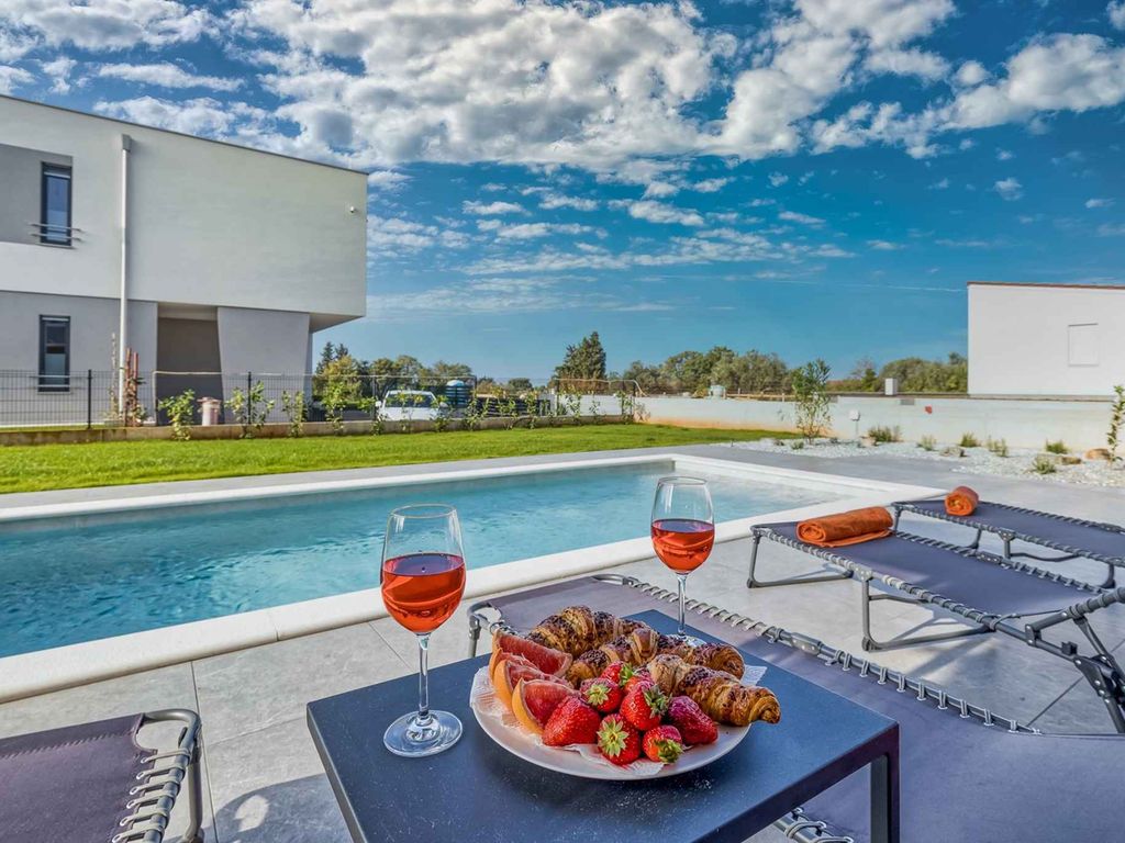 Luxuriöses und modernes Haus mit vier Schlafzimmern, privatem Pool und Garten in Peroj