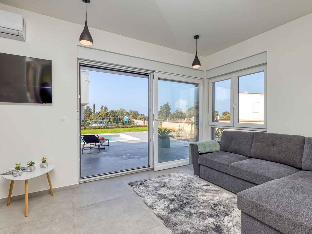 Luxuriöses und modernes Haus mit vier Schlafzimmern, privatem Pool und Garten in Peroj