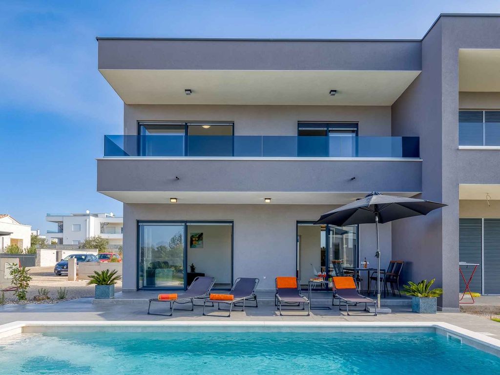 Luxuriöses und modernes Haus mit vier Schlafzimmern, privatem Pool und Garten in Peroj