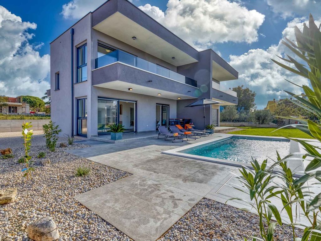 Luxuriöses und modernes Haus mit vier Schlafzimmern, privatem Pool und Garten in Peroj