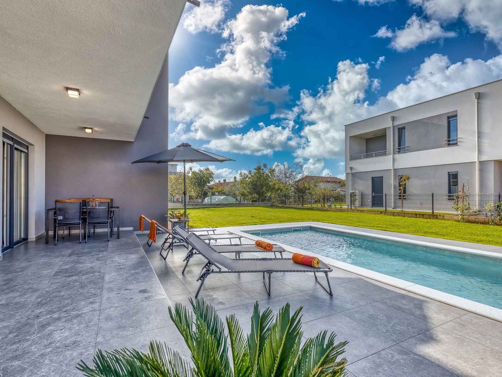 Luxuriöses und modernes Haus mit vier Schlafzimmern, privatem Pool und Garten in Peroj