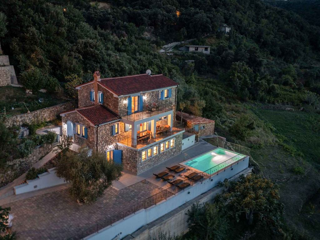 Villa mit Pool und Meerblick