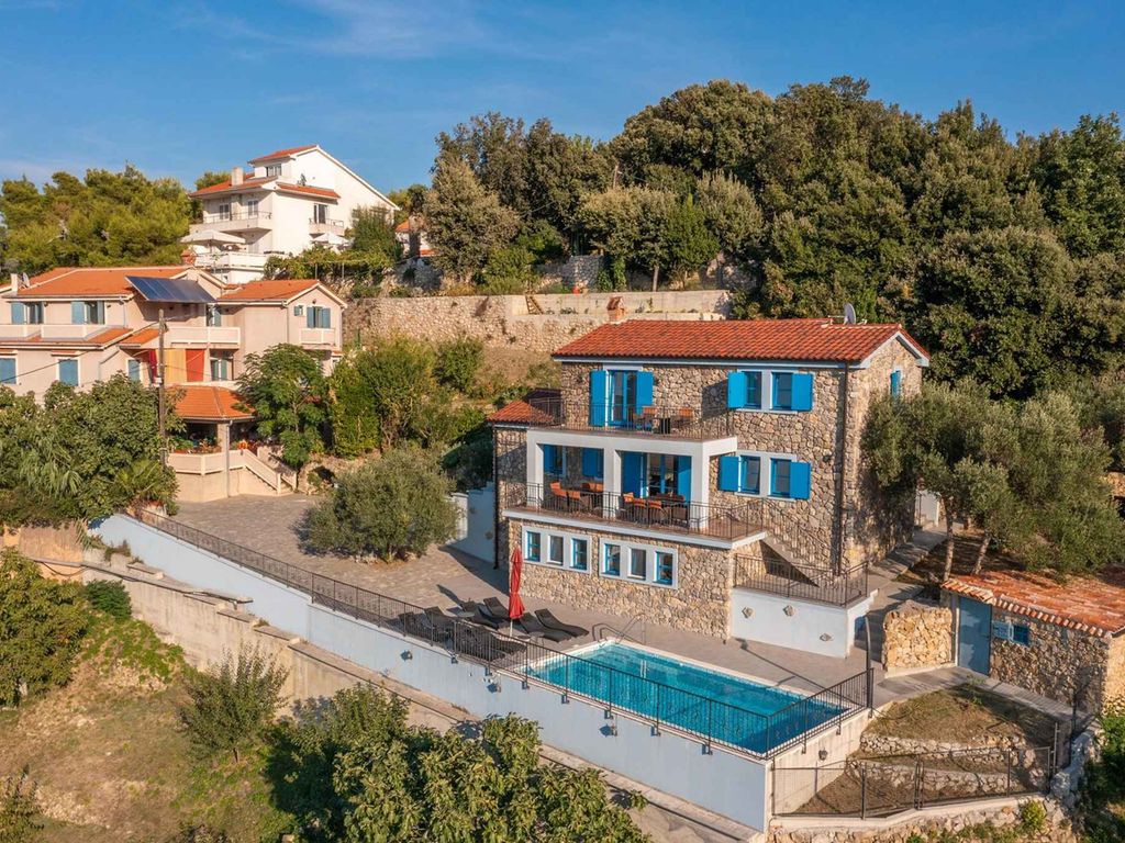 Villa mit Pool und Meerblick