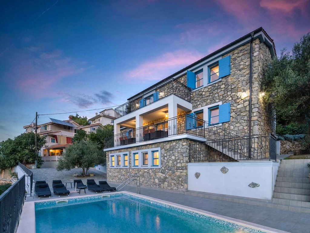 Villa mit Pool und Meerblick