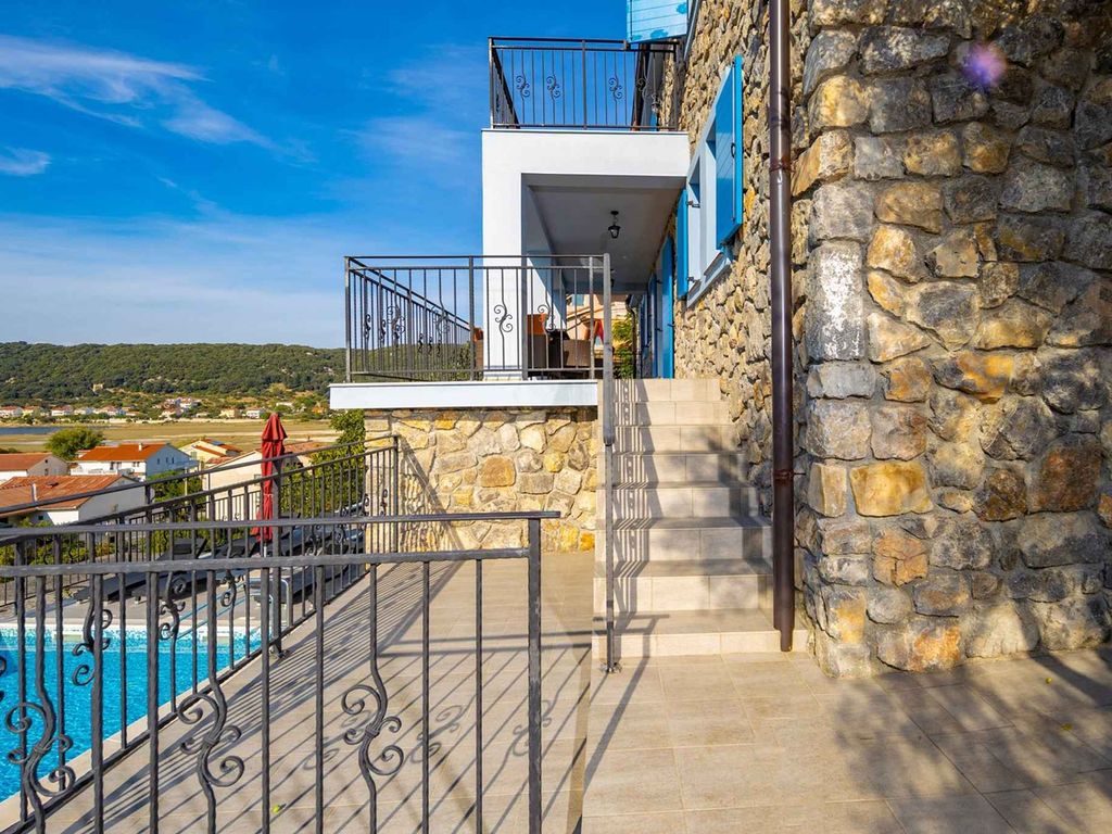 Villa mit Pool und Meerblick