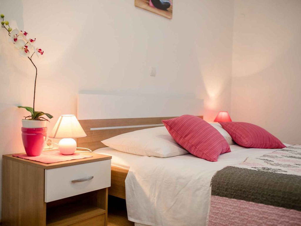 Schöne Wohnung mit einem Schlafzimmer auf der Insel Rab