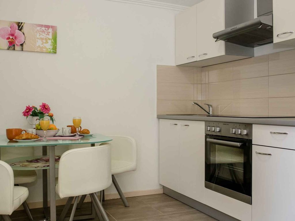 Schöne Wohnung mit einem Schlafzimmer auf der Insel Rab