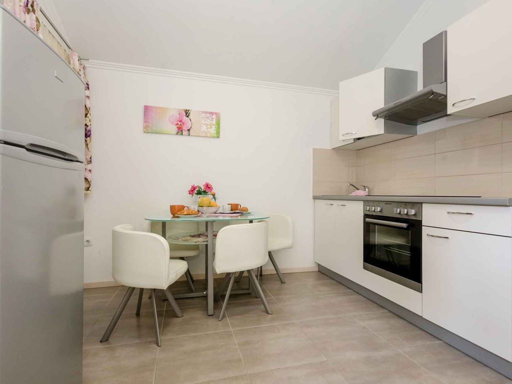 Schöne Wohnung mit einem Schlafzimmer auf der Insel Rab