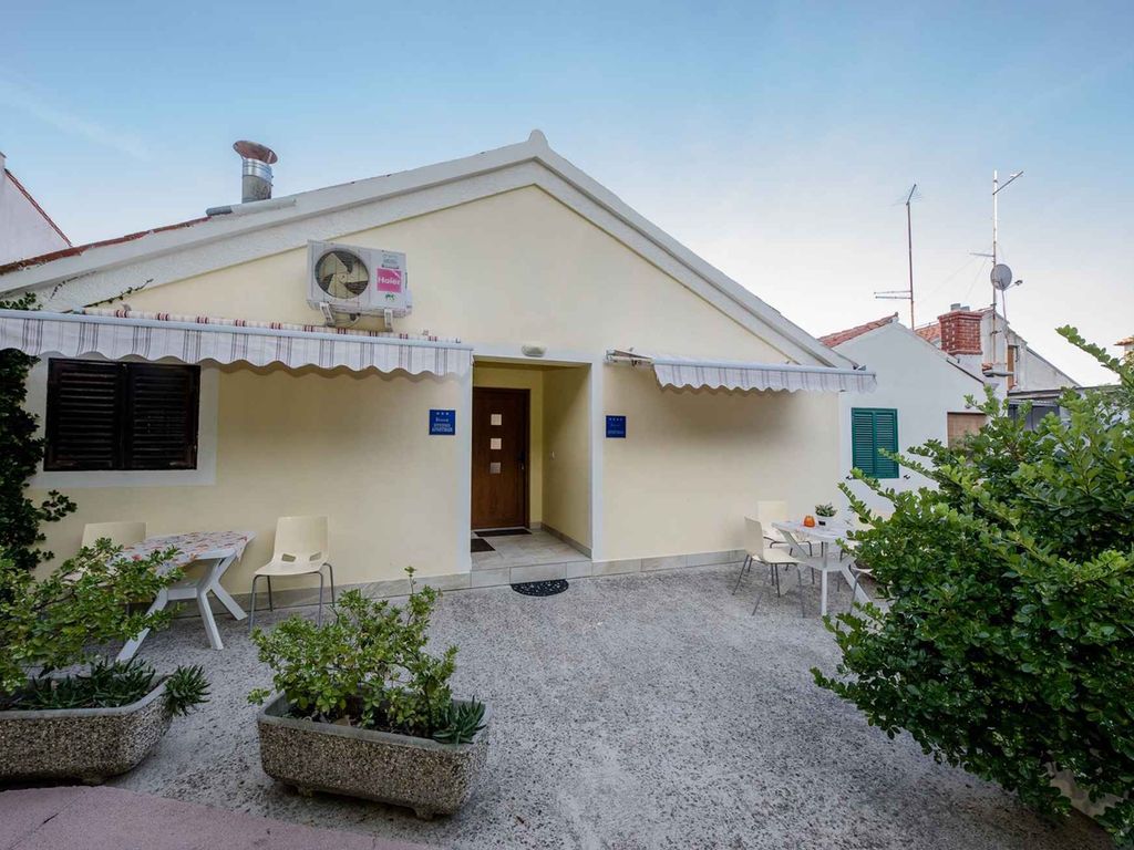 Schöne Wohnung mit einem Schlafzimmer auf der Insel Rab