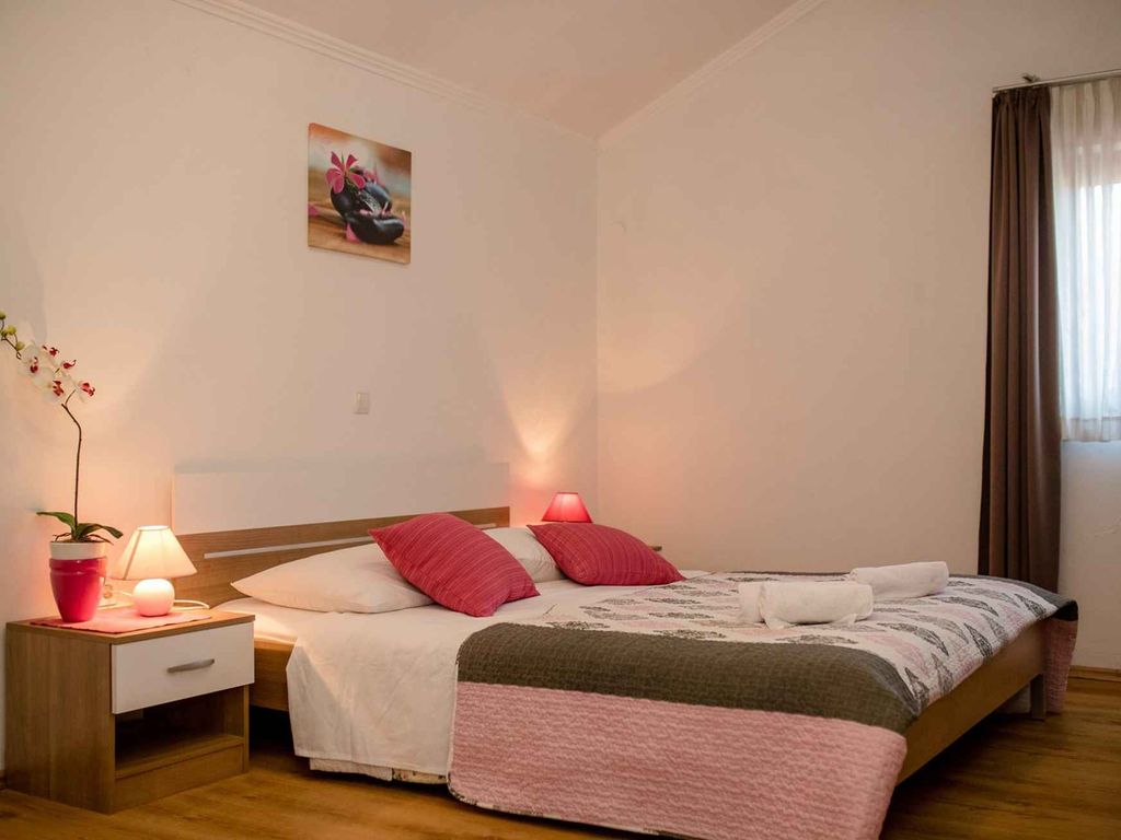 Schöne Wohnung mit einem Schlafzimmer auf der Insel Rab