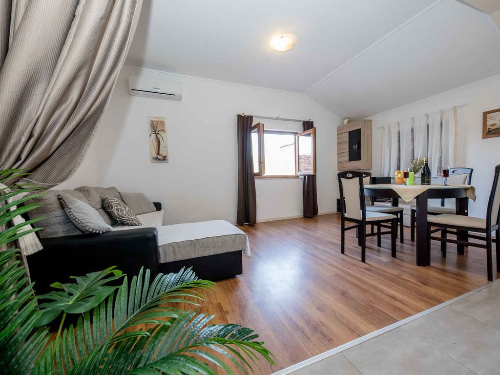 Schöne Ferienwohnung mit einem Schlafzimmer im Zentrum der Stadt Rab