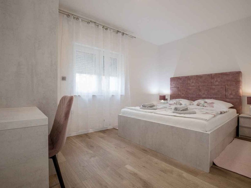 Ferienwohnung mit einem Schlafzimmer auf der Insel Rab, nur 50 m vom Strand entfernt