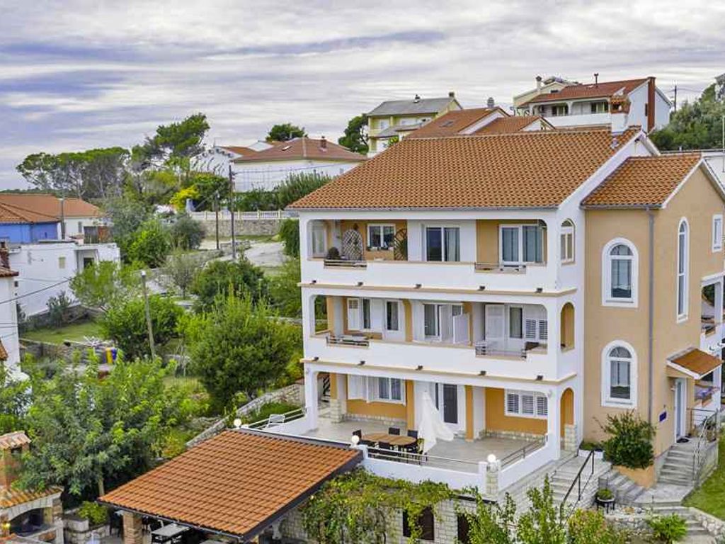Ferienwohnung mit einem Schlafzimmer auf der Insel Rab, nur 50 m vom Strand entfernt