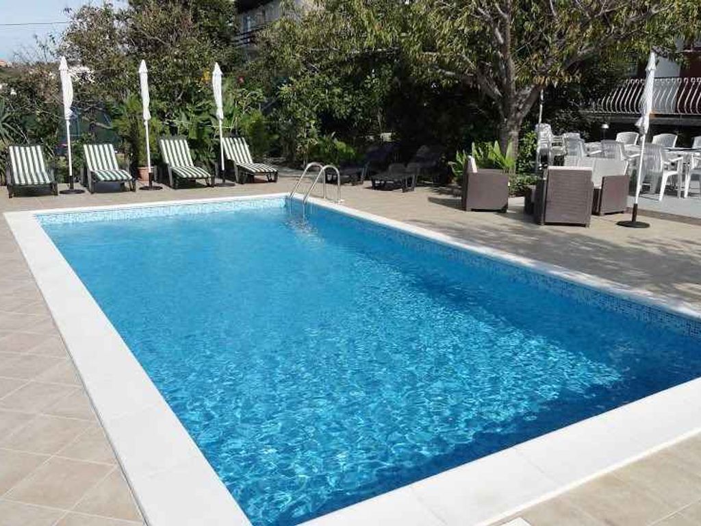 Fewo mit Pool und Meerblick, auf der Insel Rab, nur 200m vom Strand entfernt