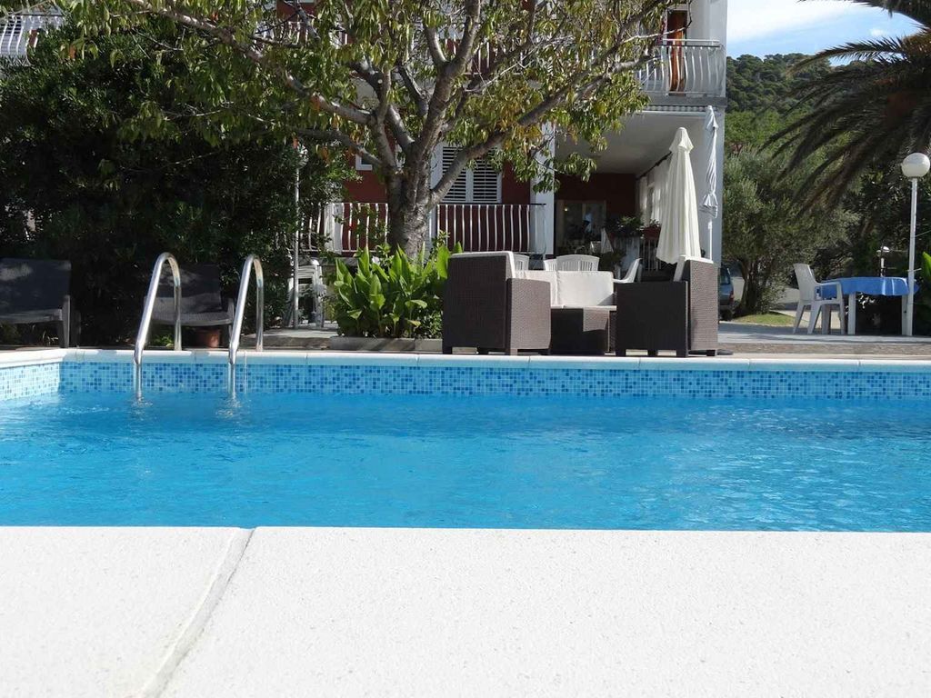 Fewo mit Pool und Meerblick, auf der Insel Rab, nur 200m vom Strand entfernt