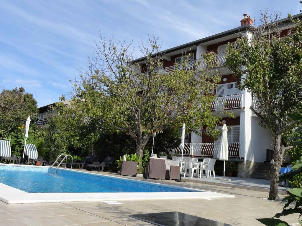 Fewo mit Pool und Meerblick, auf der Insel Rab, nur 200m vom Strand entfernt
