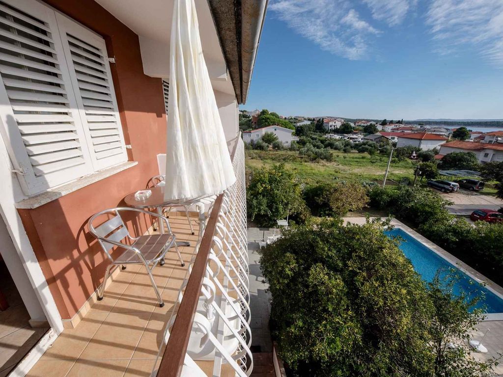 Ferienwohnung mit Pool und Meerblick
